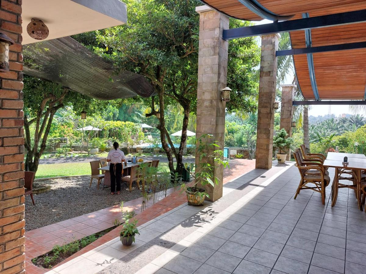 Hotel Deli River And Restaurant Omlandia Medan Exterior photo