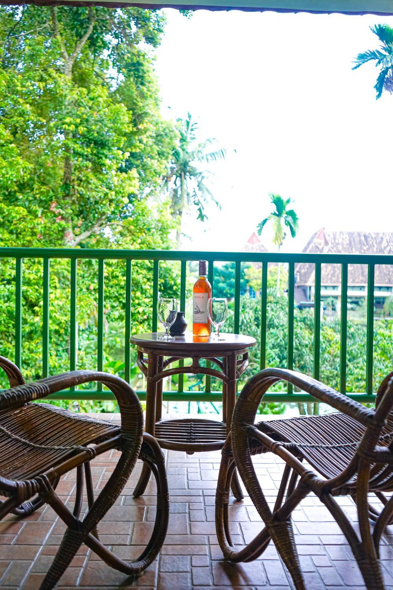 Hotel Deli River And Restaurant Omlandia Medan Exterior photo
